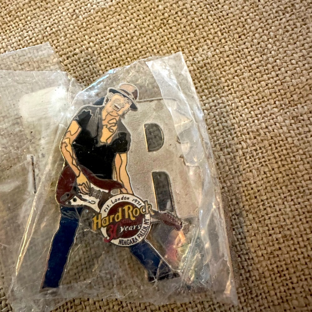 NWT NIB Hard Rock Cafe Niagara Falls NY 2001 Musician PIN #5/12 "R" 30 Yrs HTF